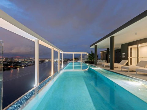 Rivello Apartments - Free Secure Car Park, 6km To City, Ferry Terminal, Eat Street, Rooftop Pool, Sauna, Portside Dinning - Accommodation Melbourne 0
