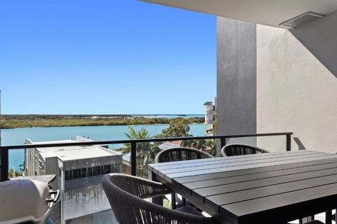Riverfront 2-Bed With Pool, Sauna, Gym & Views - Accommodation Melbourne 1