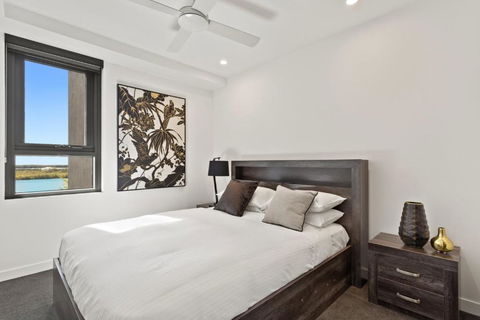 Riverfront 2-Bed With Pool, Sauna, Gym & Views - Accommodation Melbourne 2