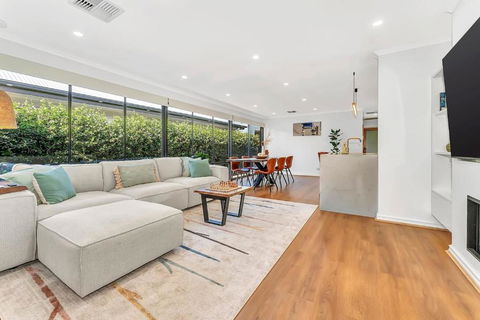 Redbrick Retreat - Generous Coastal Escape - Accommodation Melbourne 0