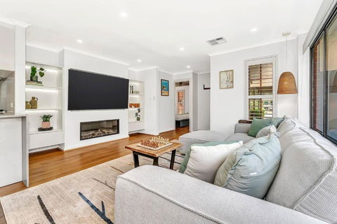 Redbrick Retreat - Generous Coastal Escape - Accommodation Melbourne 1