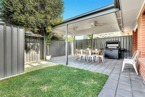 Redbrick Retreat - Generous Coastal Escape - Accommodation Melbourne 3