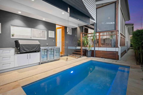 Redcliffe CBD Family Beach House - Accommodation Melbourne 0