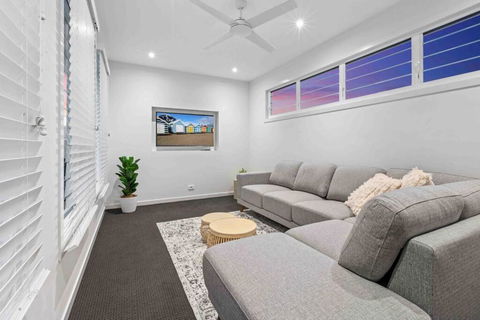 Redcliffe CBD Family Beach House - Accommodation Melbourne 2