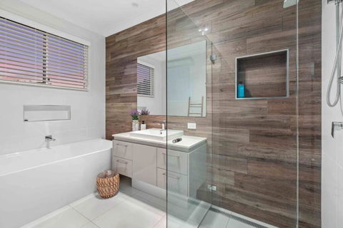 Redcliffe CBD Family Beach House - Accommodation Melbourne 3