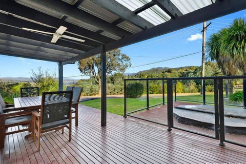 Relax In The Spa With Views Opposite Lake Eildon - Accommodation Melbourne 3