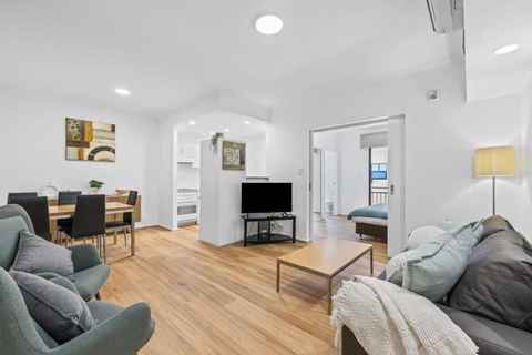Renovated Family Apartment With Pool & WiFi - Accommodation Melbourne 1