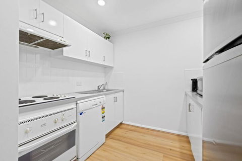 Renovated Family Apartment With Pool & WiFi - Accommodation Melbourne 3