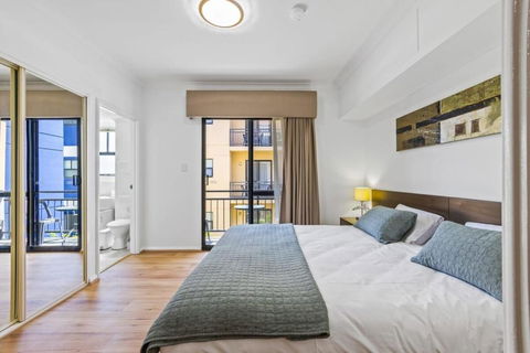 Renovated Family Apartment With Pool & WiFi - Accommodation Melbourne 0