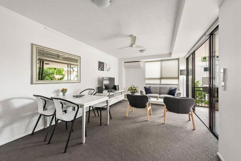 Resort Living - 10mins CBD - 2Bed / 2Bath / 1Car - Accommodation Melbourne 0