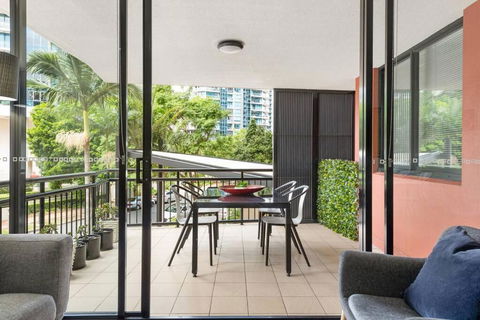 Resort Living - 10mins CBD - 2Bed / 2Bath / 1Car - Accommodation Melbourne 1