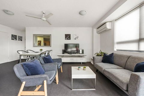 Resort Living - 10mins CBD - 2Bed / 2Bath / 1Car - Accommodation Melbourne 3