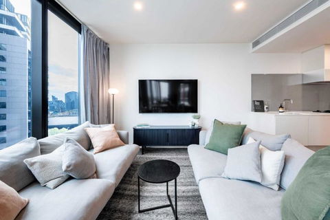 Resort Style Living 2 Bed Apt With Pool BBQ - Accommodation Melbourne 0