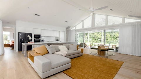 Resort Style Living With Pool, Tennis Court And Beach - Accommodation Melbourne 0