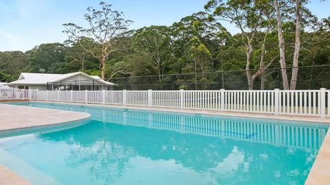 Resort Style Living With Pool, Tennis Court And Beach - Accommodation Melbourne 1