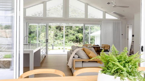 Resort Style Living With Pool, Tennis Court And Beach - Accommodation Melbourne 2