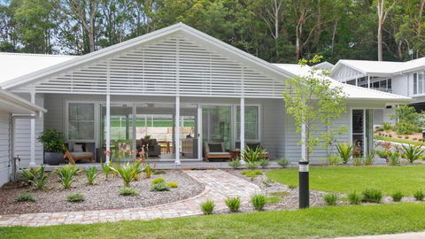 Resort Style Living With Pool, Tennis Court And Beach - Accommodation Melbourne 3