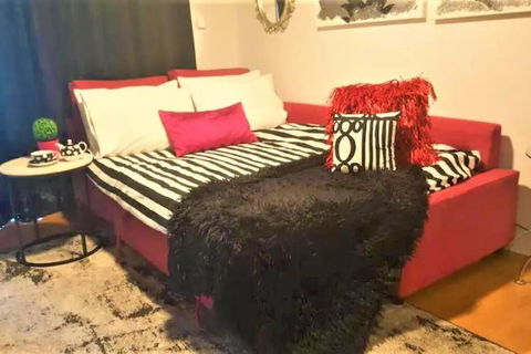 Retro Chic Vibes, Tropical Pool & Prime Location - Accommodation Melbourne 1