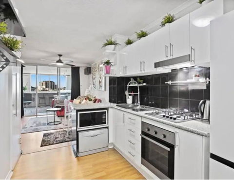 Retro Chic Vibes, Tropical Pool & Prime Location - Accommodation Melbourne 3