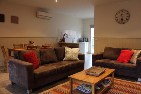 River Rock Cottage Centrally Located And Dog Friendly - Accommodation Melbourne 0