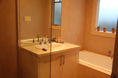 River Rock Cottage Centrally Located And Dog Friendly - Accommodation Melbourne 3
