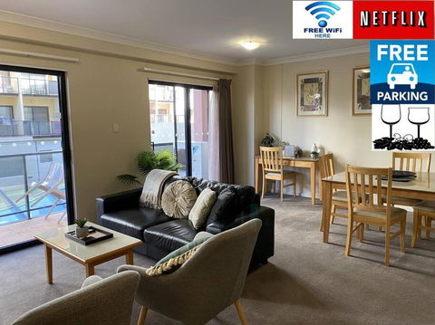 RIVERSIDE CITY VIEW PARKING NETFLIX WIFI WINE FREE - Accommodation Melbourne 0