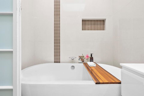 Room In Large Home 6 Min To CBD - Accommodation Melbourne 1