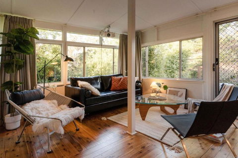 Romantic Garden Cottage With Home Cinema - Accommodation Melbourne 3