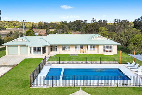 Roads End With Games Barn Ponies Alfresco Dining - Accommodation Melbourne 0