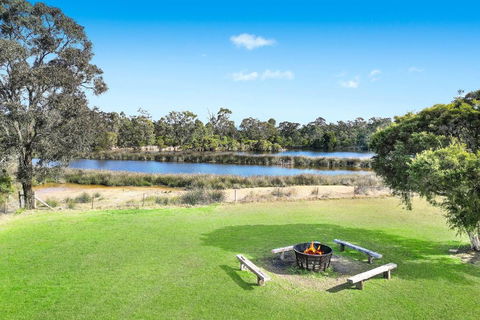 Roads End With Games Barn Ponies Alfresco Dining - Accommodation Melbourne 3