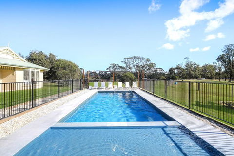 Roads End With Games Barn Ponies Alfresco Dining - Accommodation Melbourne 1