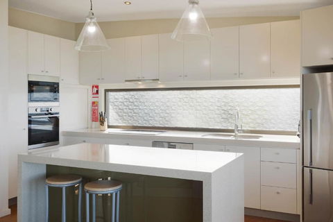 Rolling Waves 3 - Beach Access & Pet Friendly! - Accommodation Melbourne 3