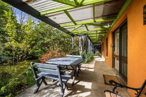 Roses On The River - An Absolute River Frontage Cottage - Accommodation Melbourne 2