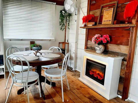Rosewood Cottage -Entire 2 Bedroom Home With Netflix & WiFi - Melbourne 4u 2