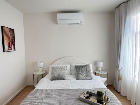 Royalty Living - Accommodation Melbourne 0