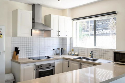 Runaway Bay Waterfront Delight - Accommodation Melbourne 3