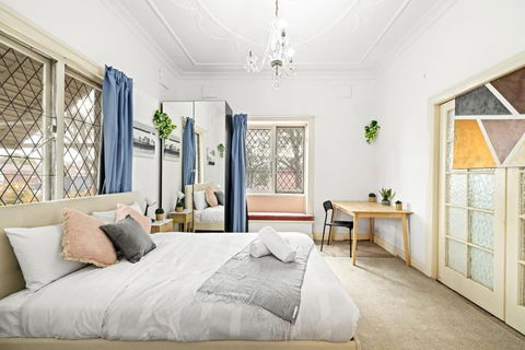 Rustic Queen Room - Seconds To Stores & Eateries - Shared Bathroom - Accommodation Melbourne 0