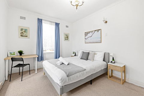 Rustic Queen Room - Seconds To Stores & Eateries - Shared Bathroom - Accommodation Melbourne 3