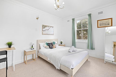 Rustic Queen Room - Seconds To Stores & Eateries - Shared Bathroom - Accommodation Melbourne 2