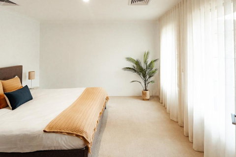 Salhus - Sleep In King Beds & Easy Walk To Town - Accommodation Melbourne 3