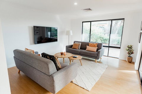 Salhus - Sleep In King Beds & Easy Walk To Town - Accommodation Melbourne 1