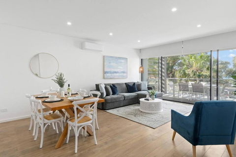 Saltwater Escape - Contemporary Seaside Stunner - Accommodation Melbourne 0