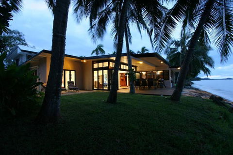 Sandcastle Retreat - Absolute Cairns Beachfront - Accommodation Melbourne 2