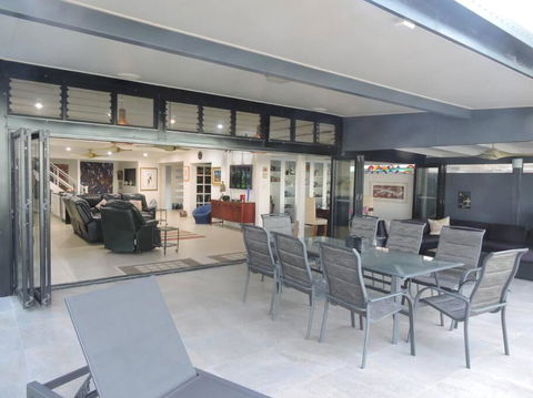 Sandcastle Retreat - Absolute Cairns Beachfront - Accommodation Melbourne 3