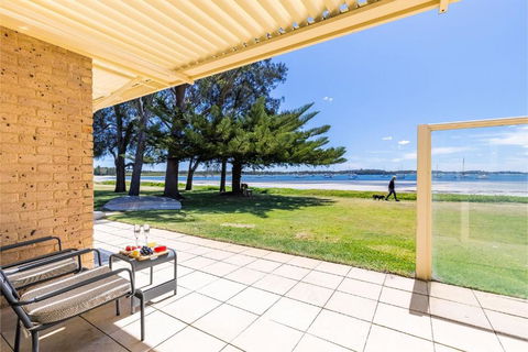 Sandy Beach House Corlette Unit 1 Waterfront WI-FI Aircon - Accommodation Melbourne 2