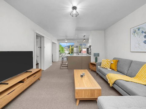 Sandy Bay Apartment With Hobart River View, Near UTAS - Stroll To Cafes And Shops - Accommodation Melbourne 2
