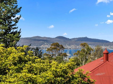Sandy Bay Apartment With Hobart River View, Near UTAS - Stroll To Cafes And Shops - Accommodation Melbourne 1