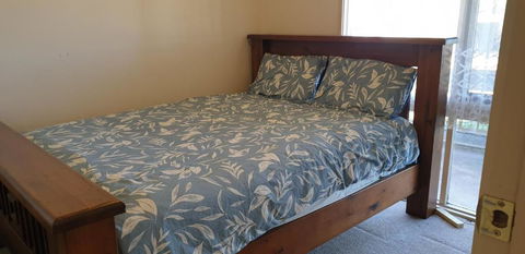 Standard Queen Size Bedroom - Accommodation Melbourne 1