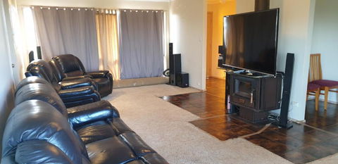 Standard Queen Size Bedroom - Accommodation Melbourne 3