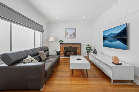 Spacious 3-Bed With Outdoor Dining Near Airport - Accommodation Melbourne 0